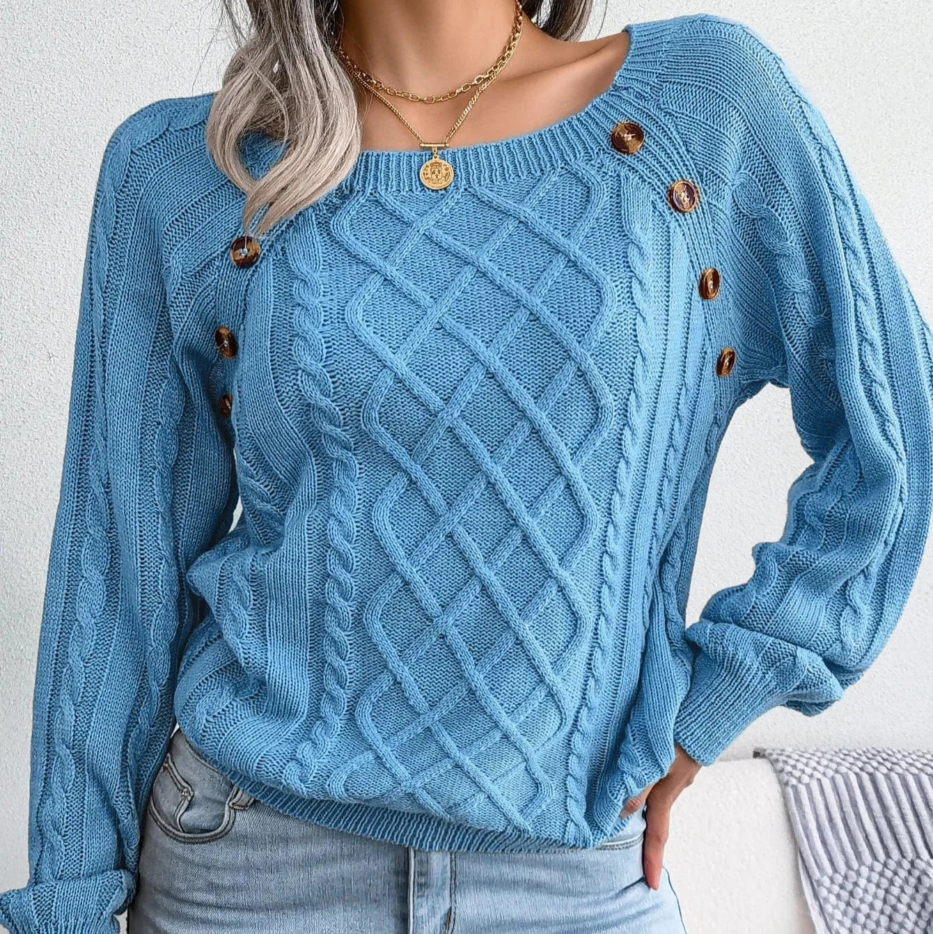 Sweter Z Warkoczykowym Splotem I Guziczkami